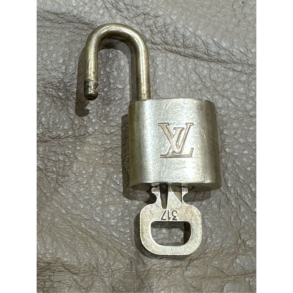 Louis Vuitton Vintage Brass PadLock & Key Lock & Key Authentic #317